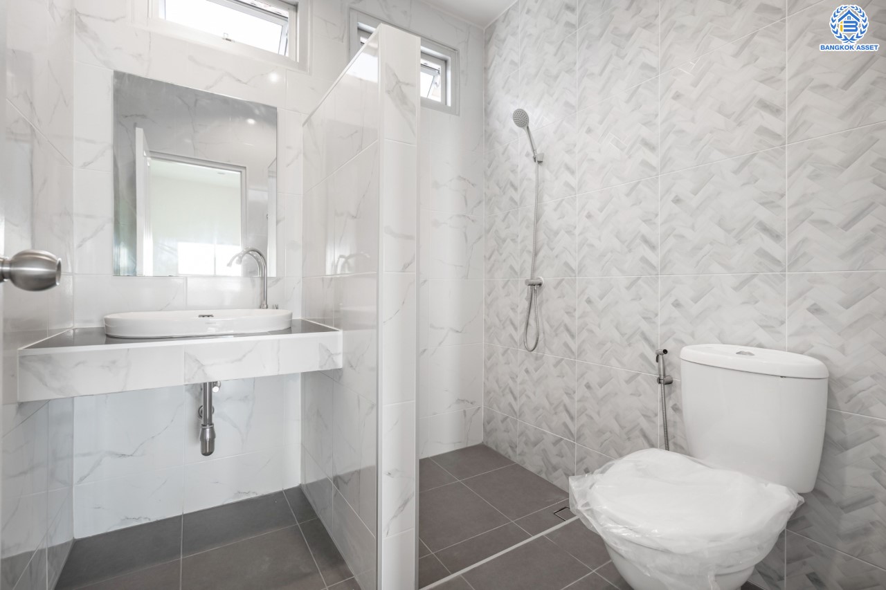 บ้านมือสองตกแต่งใหม่ ม.ปารวีร์ เพชรเกษม63 บ้านแฝดฟังก์ชันระดับบ้านเดี่ยว เนื้อที่ 36 ตร.ว. ฟังก์ชัน 3 ห้องนอน 2 ห้องน้ำ 1 ที่จอดรถ บนพื้นที่ใช้สอย 133 ตร.ม. ทำเลศักยภาพ เชื่อมต่อหลายเส้นทาง ใกล้เดอะมอลล์บางแค จุดขึ้นทางด่วน "พระราม2" และรถไฟฟ้าสายสีน้ำเงิน "สถานีหลักสอง"